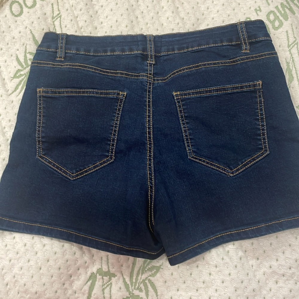 Cute shorts - Picture 2 of 3